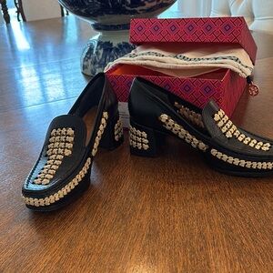 Tory Burch Black and Cream Woven Raffia Leather Pumps. SZ 8.5